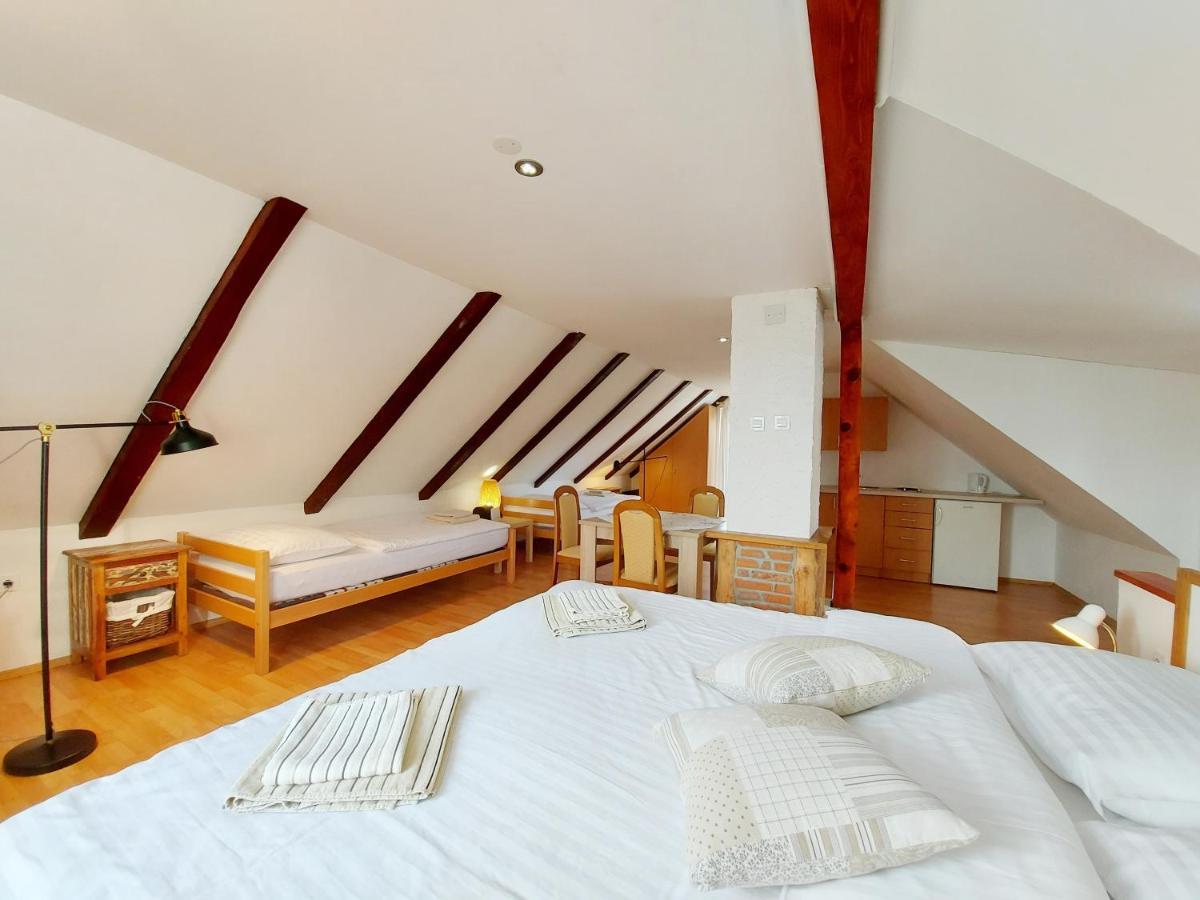 Peter'S Pine Cottage Korenica Esterno foto